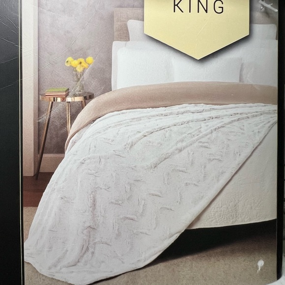 NWT Rachel Zoe Faux Fur Blanket King Size - Picture 2 of 4
